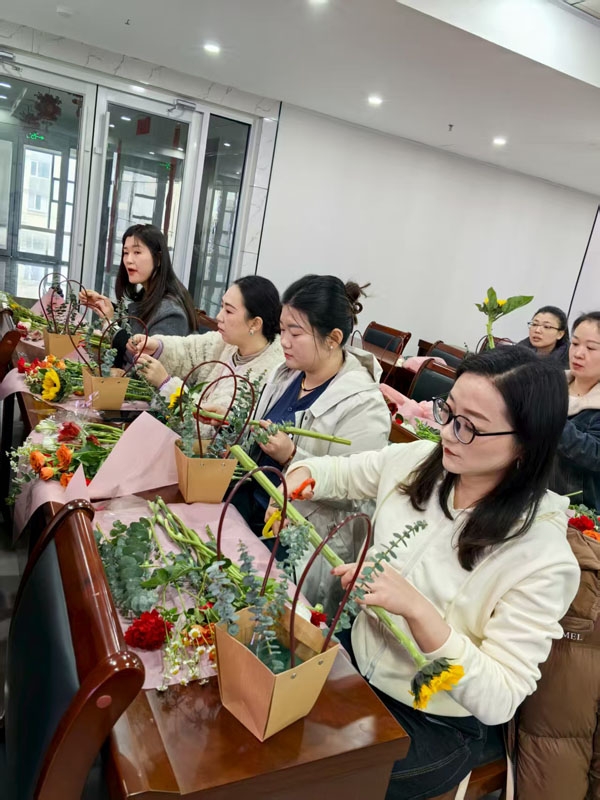 “花香滿溢·悅享芳華”插花主題活動(dòng)