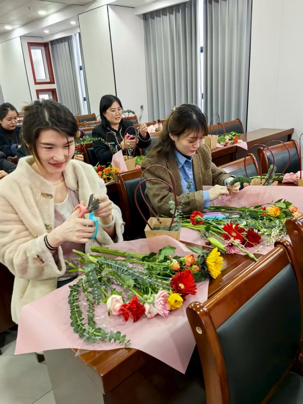 “花香滿溢·悅享芳華”插花主題活動(dòng)