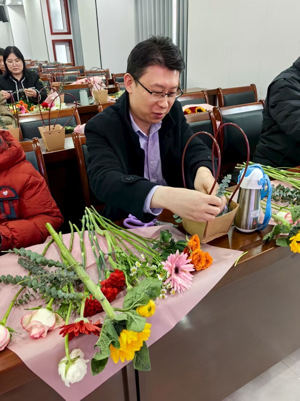 “花香滿溢·悅享芳華”插花主題活動