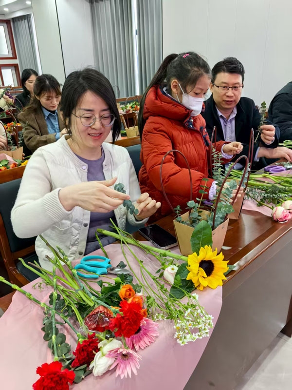 “花香滿溢·悅享芳華”插花主題活動